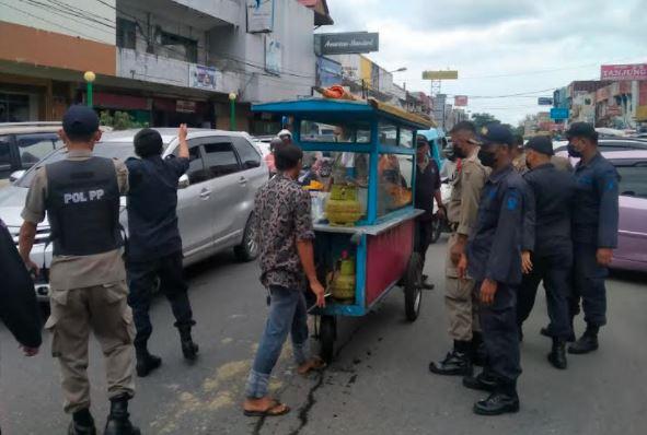 Menolak Dipindahkan, Pedagang Pasar Raya Padang Siram Minyak Panas ke Satpol PP