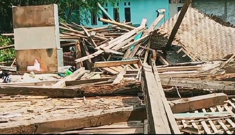Brak! Usai Diguyur Hujan Rumah Warga di Cianjur Ambruk Rata dengan Tanah