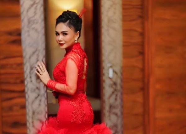 Yuni Shara Pakai Cheongsam Modern Mewah Warna Merah, Netizen: Oriental Banget   
