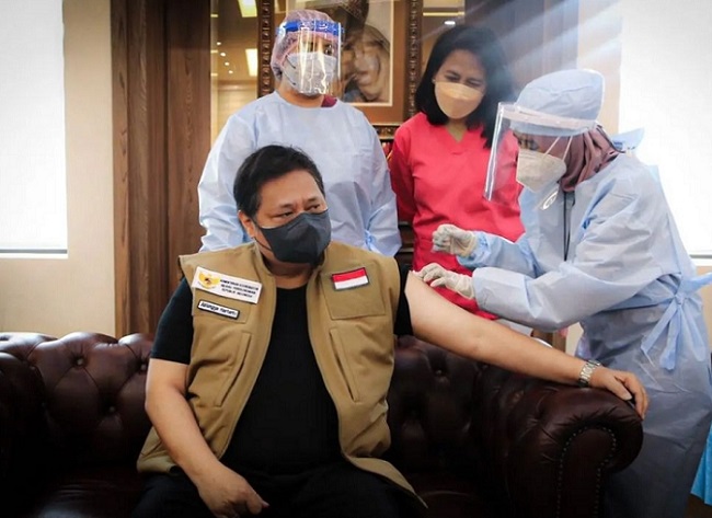 Tingkatkan Imun, Menko Airlangga Terima Booster Pfizer Pagi Ini