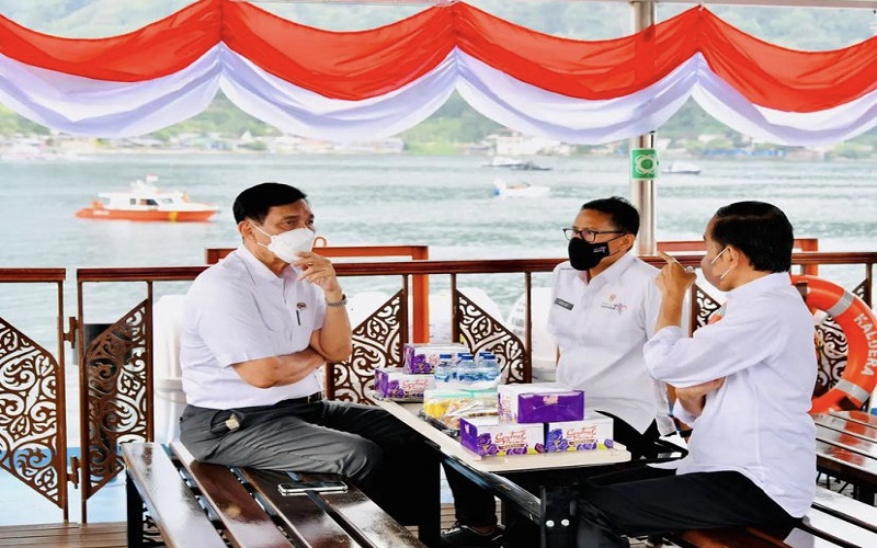 Jokowi Duduk Bareng Luhut dan Sandiaga di Kapal Feri, Bahas Apa?