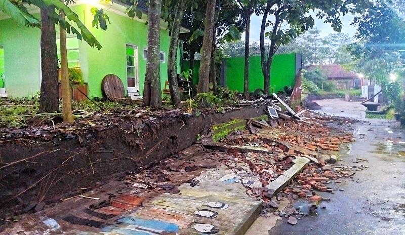 Hujan Deras Disertai Angin Kencang Robohkan Tembok 3 Meter di Malang, 1 Warga Tewas 