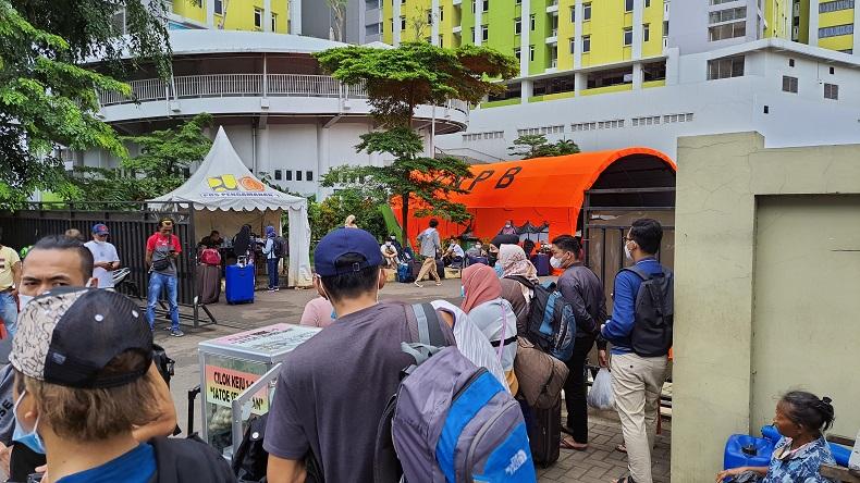 Pasien Karantina Covid-19 Datangi Rusun Pasar Rumput, Antrian Panjang Mengular