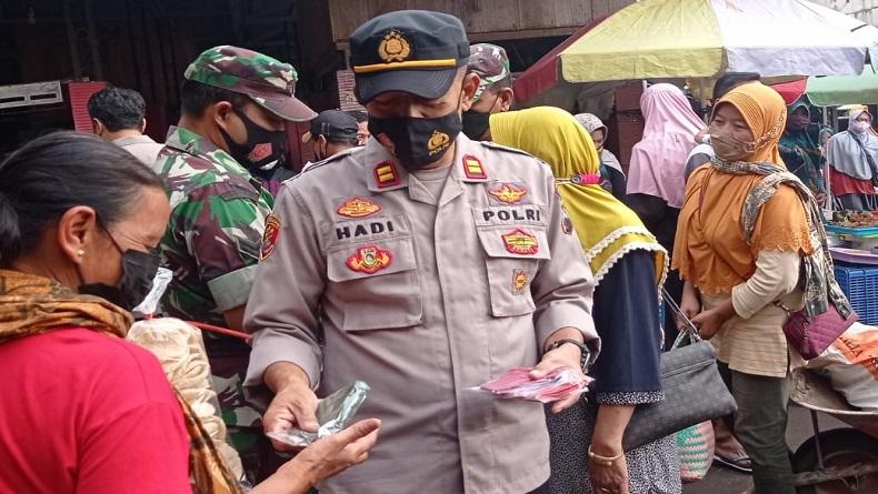 Cegah Penyebaran Omicron, Polisi Bagikan Masker di Pasar Kembangsari 