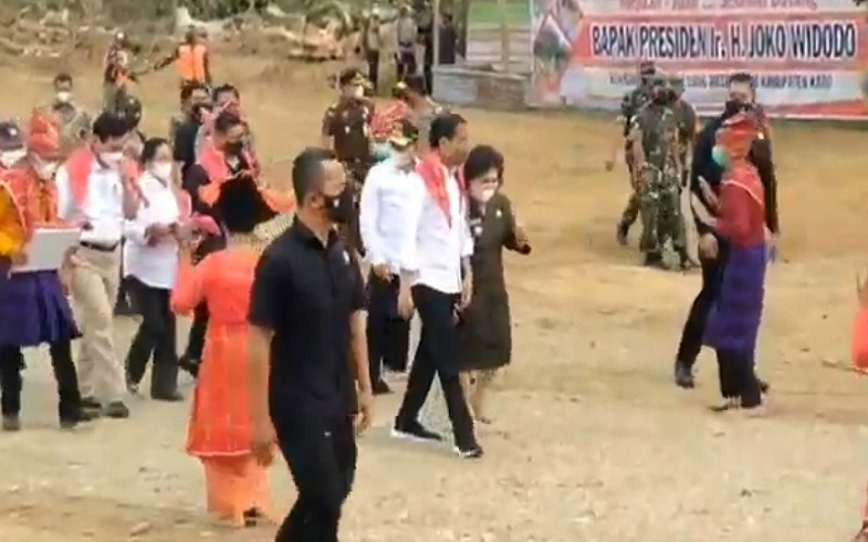 Terbang ke Karo, Jokowi Langsung Cek Jalan Warga yang Kirim 3 Ton Jeruk