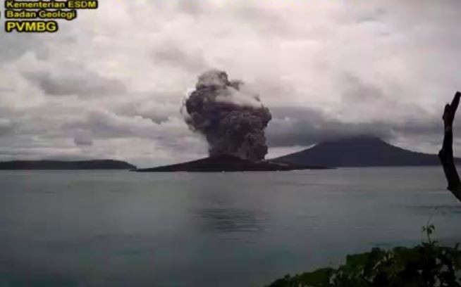 Gunung Anak Krakatau Erupsi Lagi, Semburkan Abu hingga 500 Meter