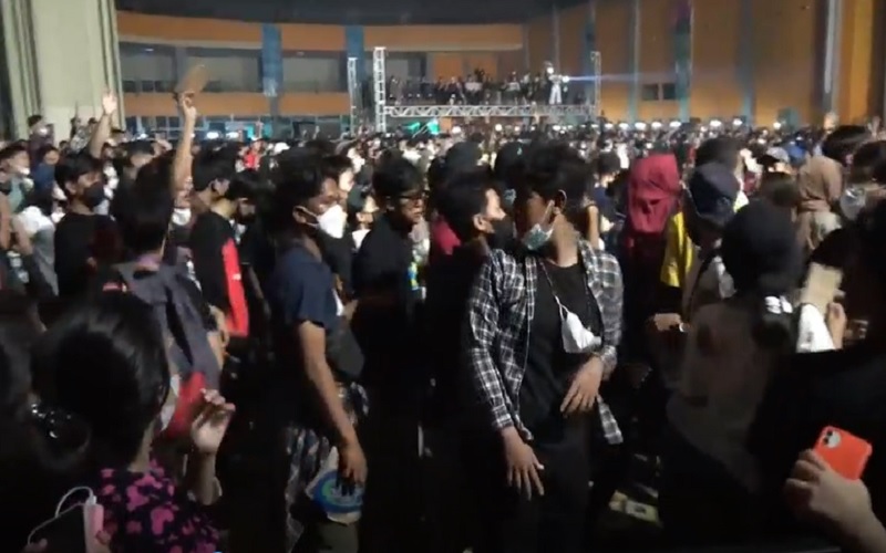 Ricuh Pembubaran Paksa Konser Musik, Satpol PP Dilempari Penonton Pakai Botol 