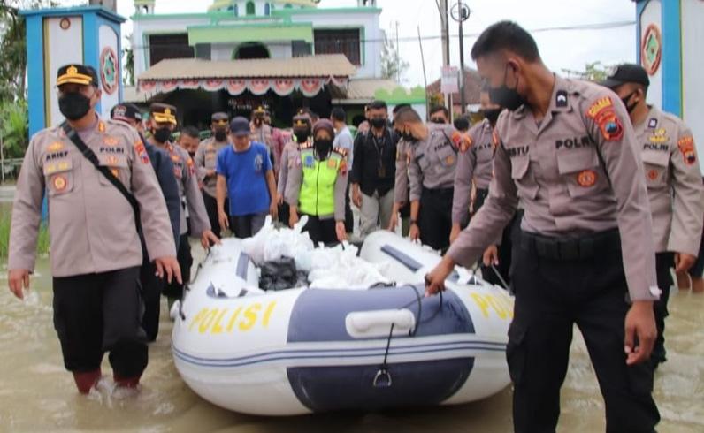  Tinjau Pengungsian, Kapolres Pekalongan Bagikan Sembako ke Warga Terdampak Banjir