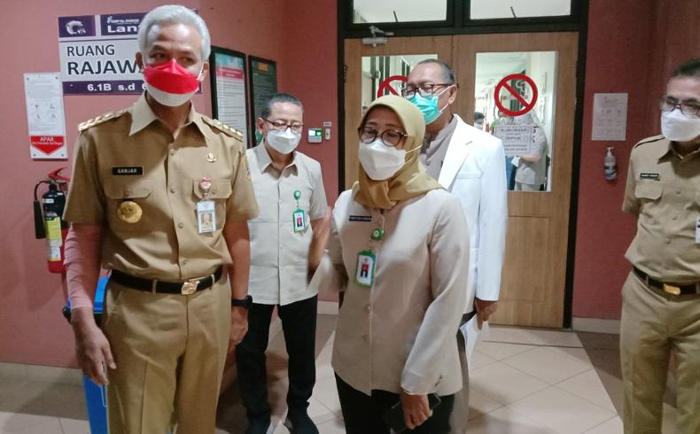 Usai Jatuh saat Gowes, Gubernur Jateng Ganjar Pranowo Ngantor dengan Tangan Dibalut Perban