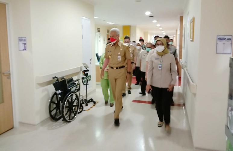 Pascaoperasi Ganjar Langsung Ngantor, Pakai Baju Dinas di Ruang Perawatan