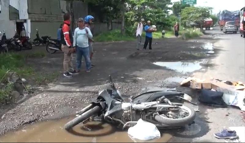 Nyalip dari Kiri, Pemotor di Mojokerto Tewas Terlindas Truk Tangki 