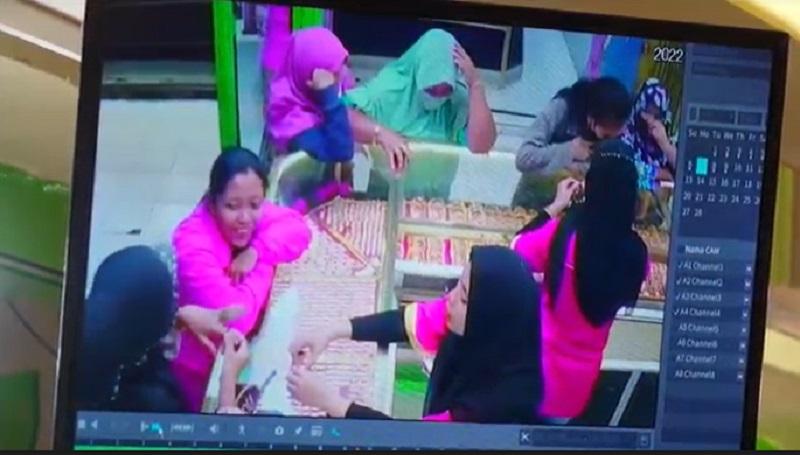 Terekam CCTV, Komplotan Emak-Emak Curi Perhiasan di Toko Emas Lumajang