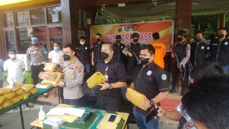 Polisi Tangkap Bandar Narkoba di Padang, Sita Barang Bukti Ganja 25 Kg