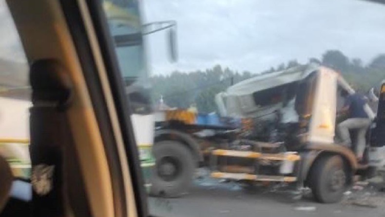 Truk Kontainer Tabrak Dump Truck di Tol Cikapek Karawang, 1 Luka