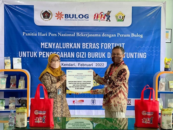 Hari Pers Nasional, BULOG dan PWI Bagikan Paket Beras Fortivit