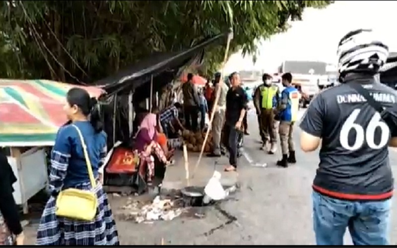 Satpol PP Lahat Bersihkan Jalan Utama dari PKL, Sempat Terjadi Adu Mulut