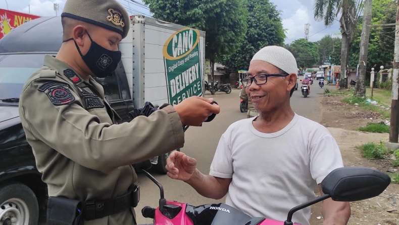 Satpol PP Patroli Prokes, 130 Orang di Ciputat Kepergok Tak Pakai Masker