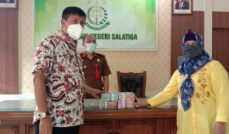 Eks Direktur Bank Salatiga Bayar Denda Korupsi, Istri Serahkan Rp300 Juta ke Kajari