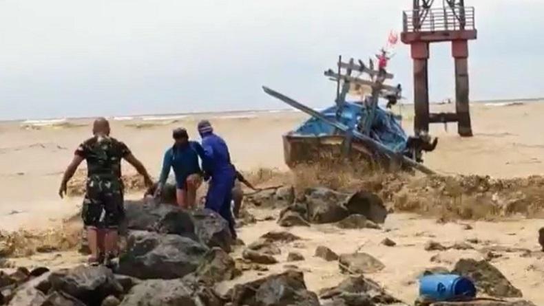 Kapal Nelayan di Pemalang Pecah Dihantam Gelombang, 3 ABK Selamat 