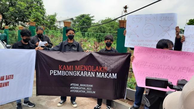  Massa Ormas Gelar Demo Tolak Makam Vanessa Angel Dipindah