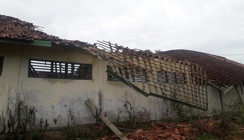 10 Tahun Tak Diperbaiki, 2 Ruang Kelas SDN Puncak Malanding Sukabumi Ambruk