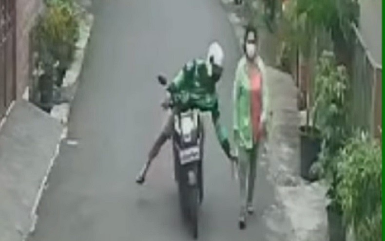 Jambret Berjaket Ojol Rampas Tas Emak-Emak Berisi Uang Rp1 Juta dan HP