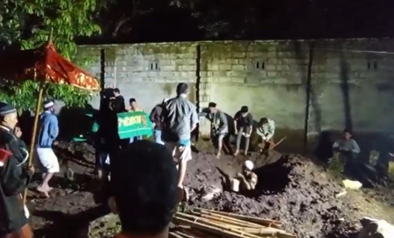 Tangis Histeris Iringi Pemakaman Pasutri Korban Tewas Ritual Maut Pantai Payangan