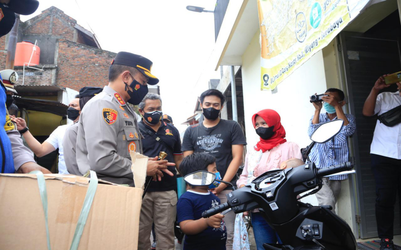 Haru, Driver Ojol Perempuan Ini Dapat Motor Pengganti dari Presiden Jokowi