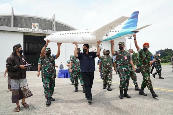 Bertemu Pembuat Miniatur Pesawat Garuda Indonesia, Erick Thohir Kasih Modal Rp50 Juta