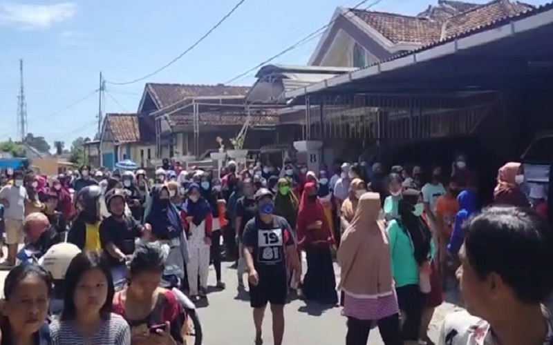 Berburu Minyak Goreng, Ratusan Emak-Emak Langsung Serbu Distributor