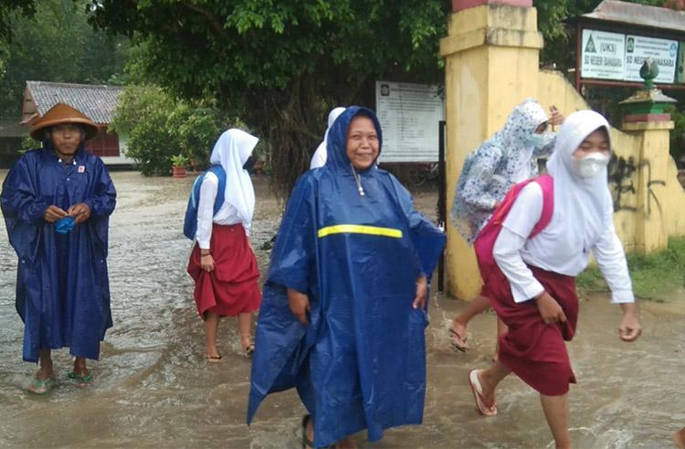 Halaman Sekolah Terendam Banjir, Siswa SD Banasara Kulonprogo Dipulangkan Lebih Awal