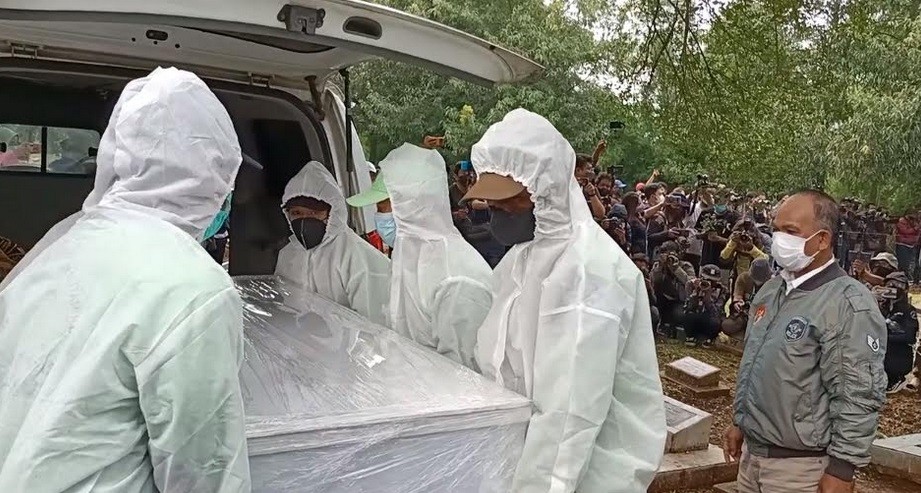 Jenazah Dorce Gamalama Tiba di TPU Bantar Jati, Isak Tangis Kerabat dan Keluarga Pecah