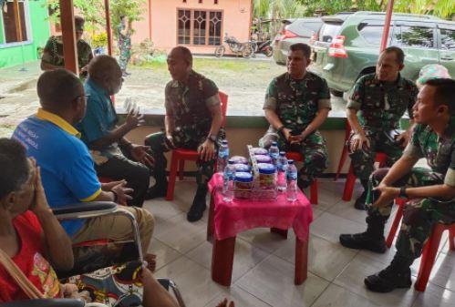 Silaturahmi ke Tokoh Adat, Pangdam XVIII / Kasuari Kunjungi Kepala Suku Mansim 