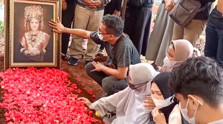 Terpopuler, Seluruh Prajurit Tewas karena Anak Kepala Suku Dijadikan Gundik hingga Artis Transgender Meninggal Dimakamkan Sebagai Pria