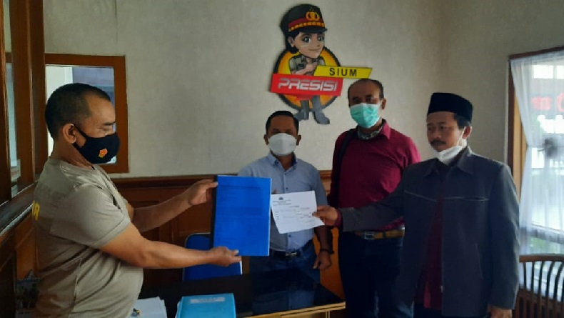 Diduga Tiduri Istri Orang, Ratusan Warga Desa Bojongsalam Tuntut Kades Mundur