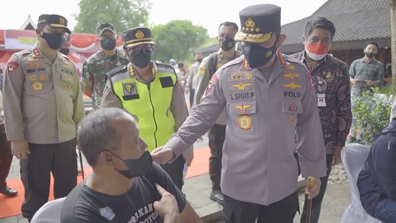Tinjau Vaksinasi Covid-19 di Candi Borobudur, Kapolri: Interaksi di Tempat Wisata Tinggi 
