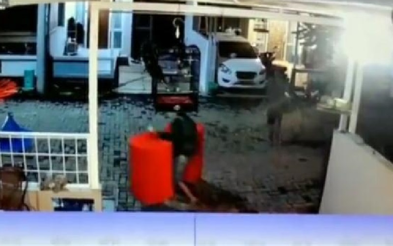 Gasak 7 Burung Senilai Belasan Juta di Perumahan Sawangan Depok, Aksi Maling Ini Terekam CCTV