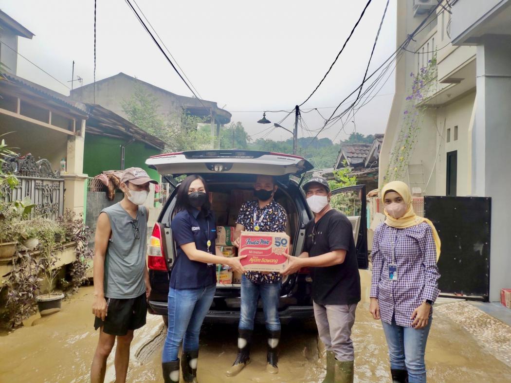 BRI Bantu Korban Banjir di  Villa Nusa Indah 2 Bekasi, Mensos Risma Pun Menyusul