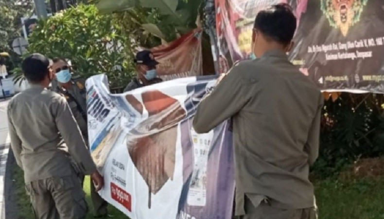 Bikin Semrawut, Puluhan Baliho dan Banner di Denpasar Diturunkan Satpol PP