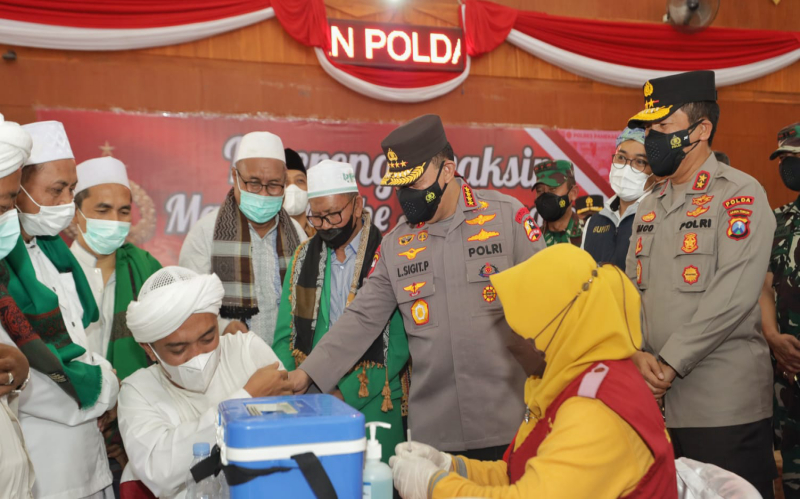 Tinjau Vaksinasi Covid-19 di Pamekasan, Kapolri: Saya Dapat Kejutan dari Kiai dan Ulama