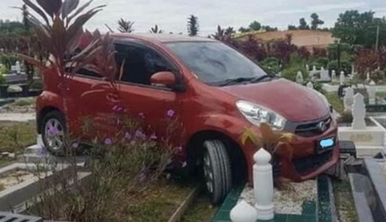 Viral, Mobil Dikendarai Perempuan Lansia Seruduk Kuburan