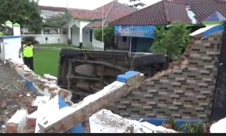   Mobil Tabrak Pagar Kantor BMKG Tegal hingga Jebol, 3 Penumpang Terluka