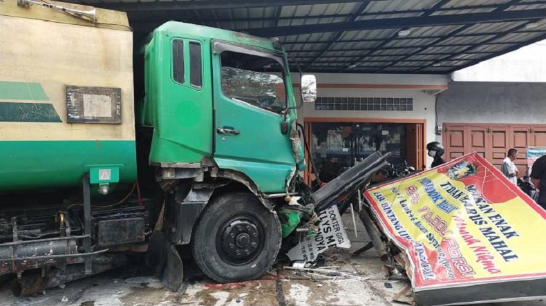 Diduga Rem Blong, Truk Pengangkut CPO Tabrak 3 Mobil dan Warung di Medan