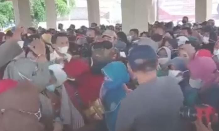 Operasi Pasar Minyak Goreng di Ponorogo Ricuh, Emak-Emak Saling Dorong