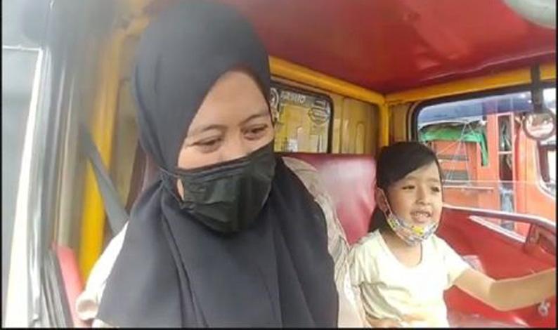 Cerita Nenek Agustin Ikut Demo Tolak Aturan ODOL, Kemudikan Truk Ditemani Cucu