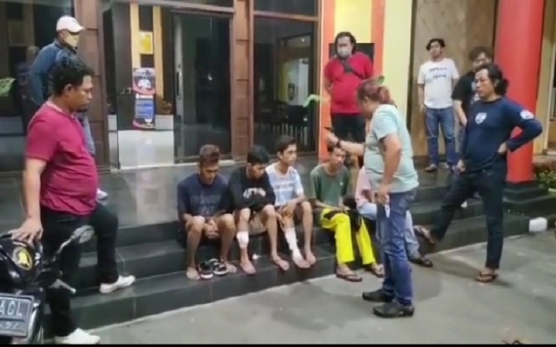 Polisi Tembak Begal Sadis Bersenjata Pedang dan Gergaji di Palembang  