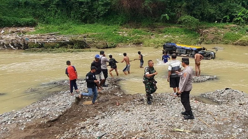 Evakuasi Dump Truck dari Sungai Cijurey Majalengka Berlangsung Dramatis