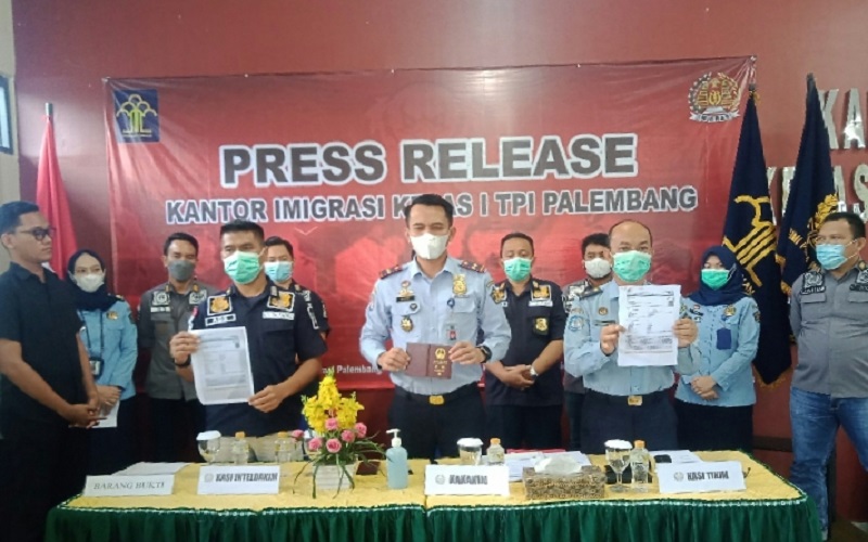 Imigrasi Palembang Deportasi WNA Asal China dan Tegur Perusahaan yang Mempekerjakannya 
