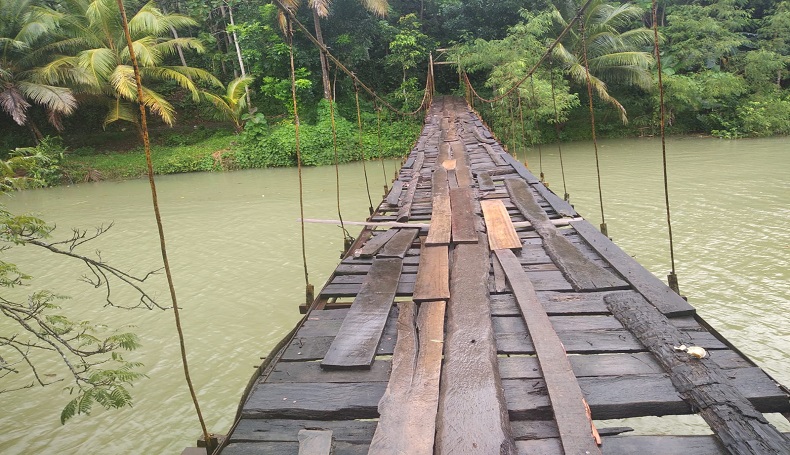 Jembatan Gantung Sungai Cibugel Sukabumi Rusak Parah, Bahayakan Pelintas
