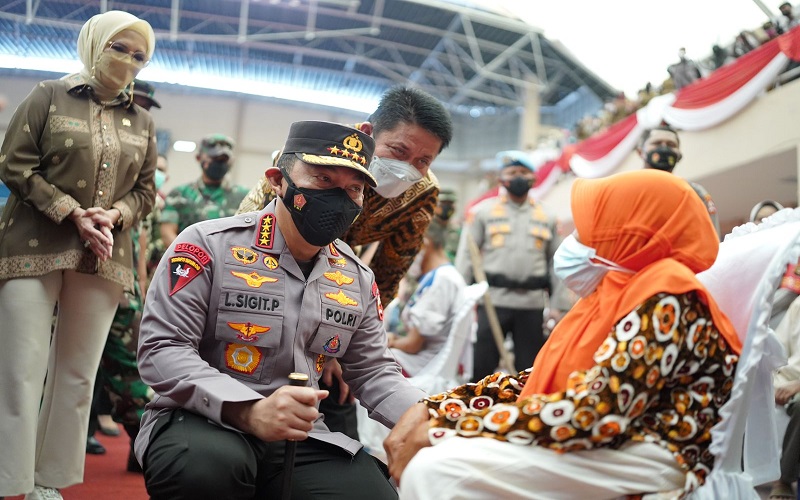 Tinjau Vaksinasi di OKI Sumsel, Kapolri: Peningkatan Omicron Bergeser ke Luar Jawa